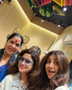 Shamita Shetty Instagram - Mi Familia♥️ @sunandashetty10 #FamilyTime #love #unconditional #BlessedWithTheBest