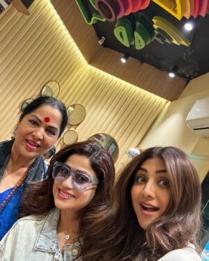 Shamita Shetty Instagram - Mi Familia♥️

@sunandashetty10 

#FamilyTime #love #unconditional #BlessedWithTheBest