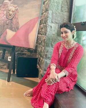 Shamita Shetty Instagram - Celebrations ❤️🦋 Ganpati Bappa Morya ❤️ 

Outfit : @pinkcitybysarika 
  @dipublicrelations 
Jewellery : @anmoljewellers 
Hair : @kantamotwani @kromakaysalon