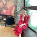 Shamita Shetty Instagram - Celebrations ❤️🦋 Ganpati Bappa Morya ❤️ Outfit : @pinkcitybysarika @dipublicrelations Jewellery : @anmoljewellers Hair : @kantamotwani @kromakaysalon