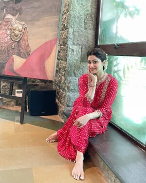 Shamita Shetty Instagram - Celebrations ❤️🦋 Ganpati Bappa Morya ❤️ 

Outfit : @pinkcitybysarika 
  @dipublicrelations 
Jewellery : @anmoljewellers 
Hair : @kantamotwani @kromakaysalon