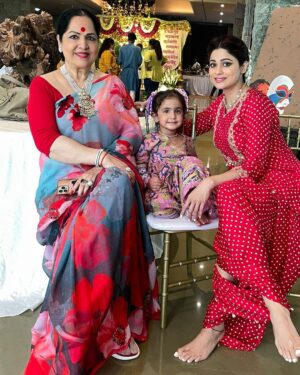 Shamita Shetty Instagram - Celebrations ❤️🦋 Ganpati Bappa Morya ❤️ 

Outfit : @pinkcitybysarika 
  @dipublicrelations 
Jewellery : @anmoljewellers 
Hair : @kantamotwani @kromakaysalon