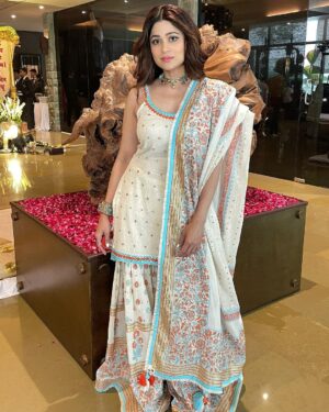 Shamita Shetty Instagram - Happy Ganesh Chaturthi everyone ❤️🦋 may lord Ganesha remove all ur obstacles n bless you with peace , prosperity, happiness and all that ur heart desires ❤️🙏🏻🌸 

Outfit : @sukritiandaakritiofficial 
@dipublicrelations 
Styled by @styledbychandani 
Assisted by @khushaliichauhan 
Jewellery @karnikajewelshyd @ascend.rohank 

#ganeshchaturthi #blessings #love #gratitude