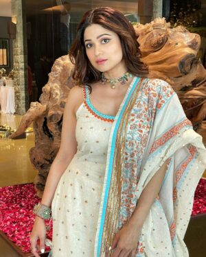 Shamita Shetty Instagram - Happy Ganesh Chaturthi everyone ❤️🦋 may lord Ganesha remove all ur obstacles n bless you with peace , prosperity, happiness and all that ur heart desires ❤️🙏🏻🌸 

Outfit : @sukritiandaakritiofficial 
@dipublicrelations 
Styled by @styledbychandani 
Assisted by @khushaliichauhan 
Jewellery @karnikajewelshyd @ascend.rohank 

#ganeshchaturthi #blessings #love #gratitude