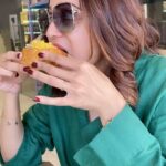 Shamita Shetty Instagram - Vadodara, where my waistline goes on vacation! 🤦‍♀️🤦‍♀️Guju food coma in full swing, send help... or more dhoklas!! PS : for all those wondering how I eat gluten n lactose ..yes I avoid it cause of colitis but I allow myself a lil ,in moderation ( this is key ) Ofcourse once a week ..so the body dosent become completely intolerant to it!! #foodstagram #foodcoma #foodie #vadodara #localcuisine #yummy #love #gratitude #tastewithshamita