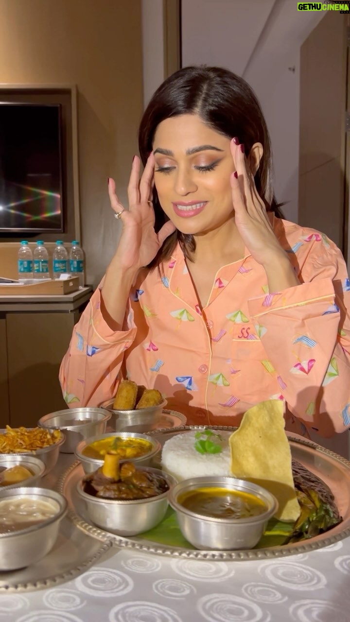 Shamita Shetty Instagram - Exploring Siliguri one delicious bite at a time – because local authenticity is the truest passport to flavor! Compliments to the chef Hasibur, Thankyou Ashis Biswa n Sourav for organising this 🦋 #siliguri #siliguridiaries #flavours #foodie #fooddetective #foodporn #yum #tastewithshamita