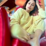 Shamita Shetty Instagram - Navigating the delays with a side of funky vibe 🙆‍♀️ #styleoftheday #casualchic #airportdiaries #travelphotography #love #gratitude