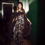 Shamita Shetty Instagram - Looking at you .. looking at me 👀 Outfit: @azulibynikki Jewellery: @minerali_store Styled by: @sukritigrover Styling Team: @vanigupta.23 @bitofbash @naishasinghvi Make up by moi 🙆‍♀️ Hair : @kantamotwani @farzana.kromakay @kromakaysalon 📸- @visualaffairs_va #glam #ootn #positivity #gratitude #love Mumbai - मुंबई