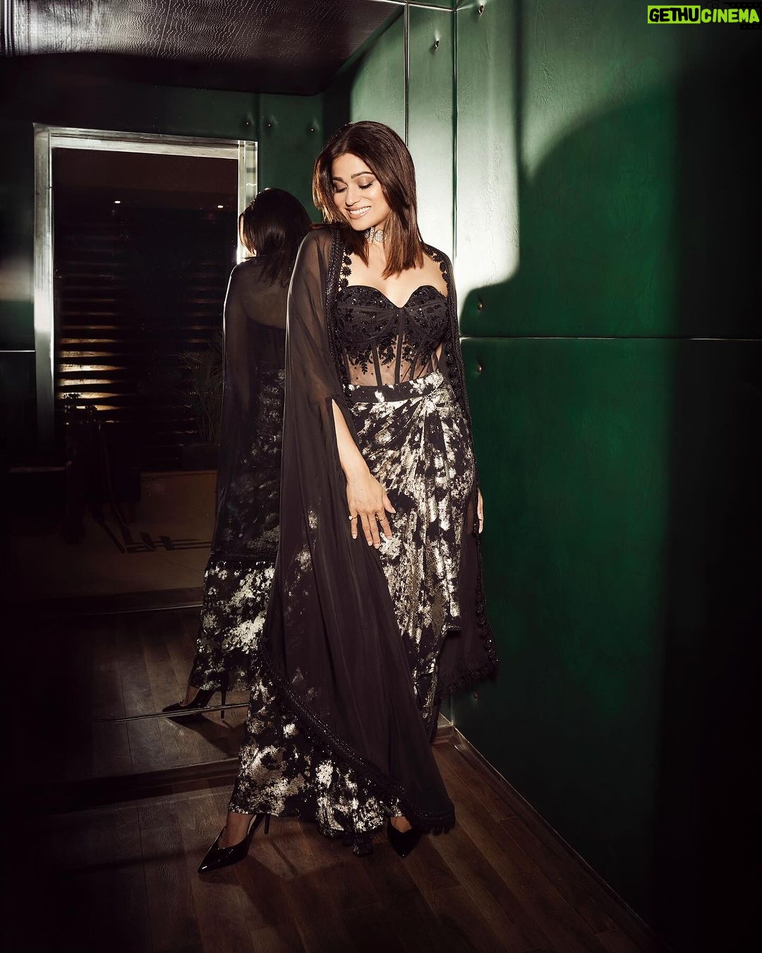 Shamita Shetty Instagram - Looking at you .. looking at me 👀 Outfit: @azulibynikki Jewellery: @minerali_store Styled by: @sukritigrover Styling Team: @vanigupta.23 @bitofbash @naishasinghvi Make up by moi 🙆♀️ Hair : @kantamotwani @farzana.kromakay @kromakaysalon 📸- @visualaffairs_va #glam #ootn #positivity #gratitude #love Mumbai - मुंबई