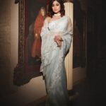 Shamita Shetty Instagram - In a world full of trends, dare to be timeless ❤️ Styled by @styledbystaceycardoz Sari @kapardara_india Jewels @curiocottagejewelry 📸 : @visualaffairs_va Hair: @ashisbogi Make up by moi 🙆‍♀️ #saree #royal #royalvibes #ootn #elegance #lessismore #timeless