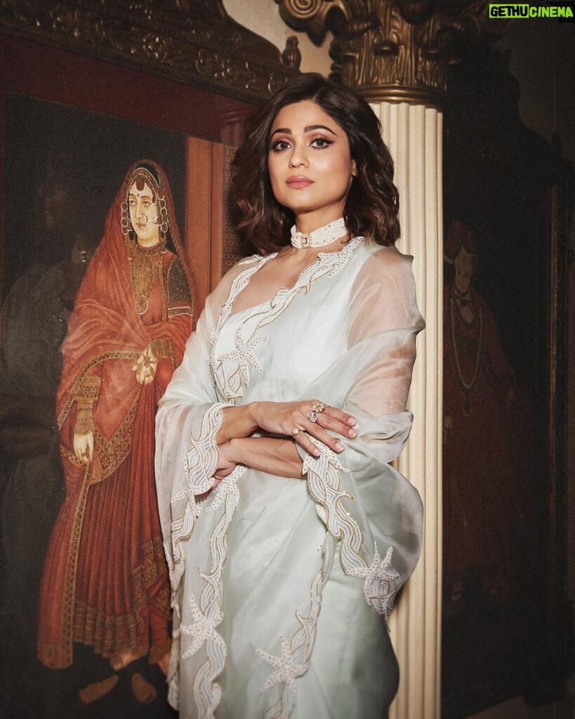 Shamita Shetty Instagram - In a world full of trends, dare to be timeless ❤ Styled by @styledbystaceycardoz Sari @kapardara_india Jewels @curiocottagejewelry 📸 : @visualaffairs_va Hair: @ashisbogi Make up by moi 🙆‍♀ #saree #royal #royalvibes #ootn #elegance #lessismore #timeless