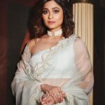Shamita Shetty Instagram - In a world full of trends, dare to be timeless ❤️ Styled by @styledbystaceycardoz Sari @kapardara_india Jewels @curiocottagejewelry 📸 : @visualaffairs_va Hair: @ashisbogi Make up by moi 🙆‍♀️ #saree #royal #royalvibes #ootn #elegance #lessismore #timeless