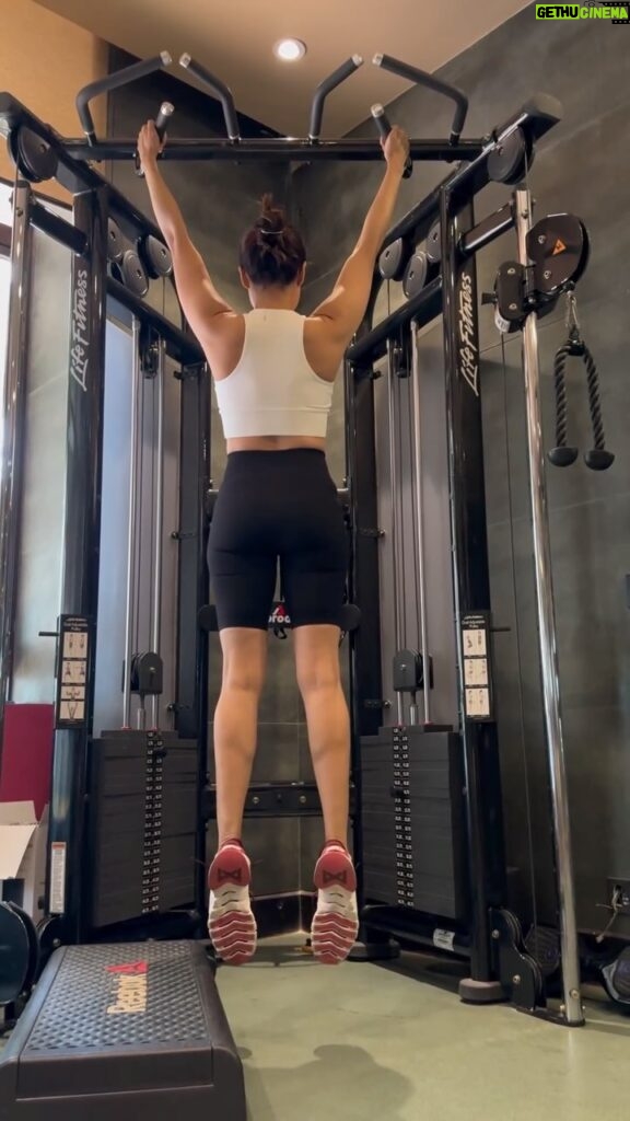 Shamita Shetty Instagram - The Dead Hang 🤓 Benefits- The dead hang works and strengthens the upper back , shoulders , core , hand and wrist flexors n forearms Working these muscle groups will help you achieve a pullup🙆‍♀️ In addition, the dead hang- 👉Decompress Spine A dead hang may decompress and stretch out the spine. It may be beneficial if you sit often or need to stretch out a sore back. 👉Improve grip strength Dead hangs can improve grip strength. A strong grip isn’t just for holding your phone. You need to have a strong grip whether you want to open a tight jar or plan to rock climb. Performing dead hangs several times a week may help improve grip strength. 👉Stretch the upper body Dead hangs are a nice stretch for the shoulders, arms, and back. If your body is feeling tight from sitting or exercise, you may want to try dead hangs a few times a week as a cooldown or relaxing stretch. 👉Relieve shoulder pain If you have a rotator cuff injury, dead hangs may strengthen your injured shoulder muscles and help your shoulder remodel itself. ⚠️CAUTION- To begin with, learn the correct technique under the guidance of an experienced fitness professional. #mondaymotivation #gymmotivation #workoutwithshamita #deadhang #strength #gratitude