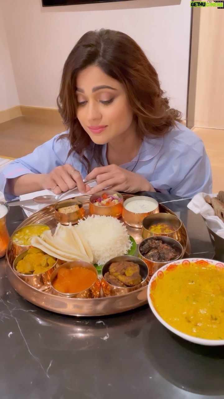 Shamita Shetty Instagram - Feasting my way through life.. one bite at a time 😋 Thankyou chef Arvind Rawat 🦋 #orissa #odisha #bhubaneswar #odiafood #yummy #gobsmacking #love #gratitude #tastewithshamita