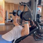 Shamita Shetty Instagram - Incline Bench DB Presses for Chest! Training Chest muscles is equally important for women as it is for men 😈 @clubrpm @yashmeenchauhan #chesttraining #chestworkout #dumbbellpress #gymmotivation #chest #mondaymotivation #workoutwithshamita