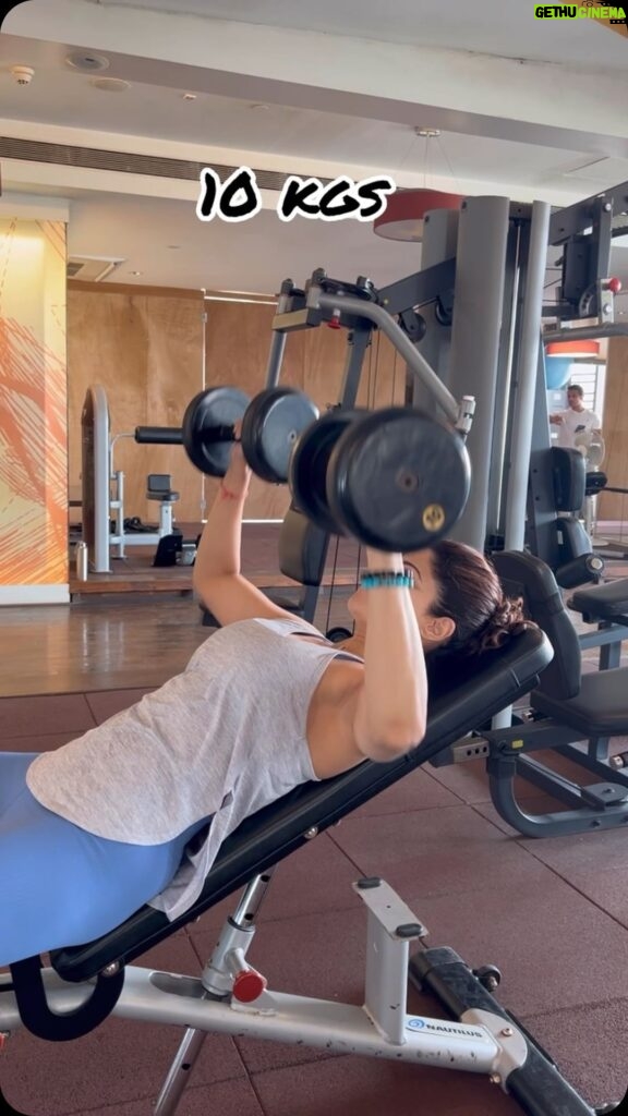 Shamita Shetty Instagram - Incline Bench DB Presses for Chest! Training Chest muscles is equally important for women as it is for men 😈 @clubrpm @yashmeenchauhan #chesttraining #chestworkout #dumbbellpress #gymmotivation #chest #mondaymotivation #workoutwithshamita