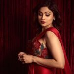 Shamita Shetty Instagram – Feeling Fiery in Red 😈❤️
Outfit – @archanaraolabel 
Jewellery – @razwada.jewels 
Styled by – @styledbychandani 
Style team – @astha_kothari 
Photographer – @gohil_jeet 
Hair : @kantamotwani @kromakaysalon 🌸