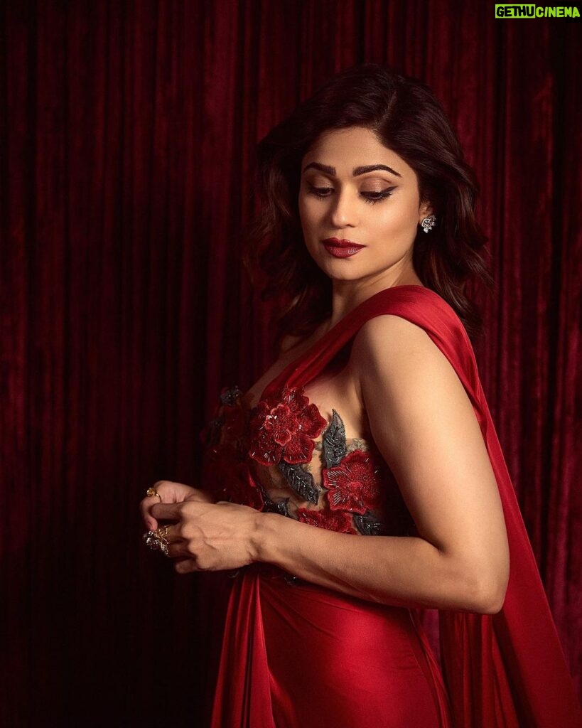 Shamita Shetty Instagram - Feeling Fiery in Red 😈❤️ Outfit - @archanaraolabel Jewellery - @razwada.jewels Styled by - @styledbychandani Style team - @astha_kothari Photographer - @gohil_jeet Hair : @kantamotwani @kromakaysalon 🌸
