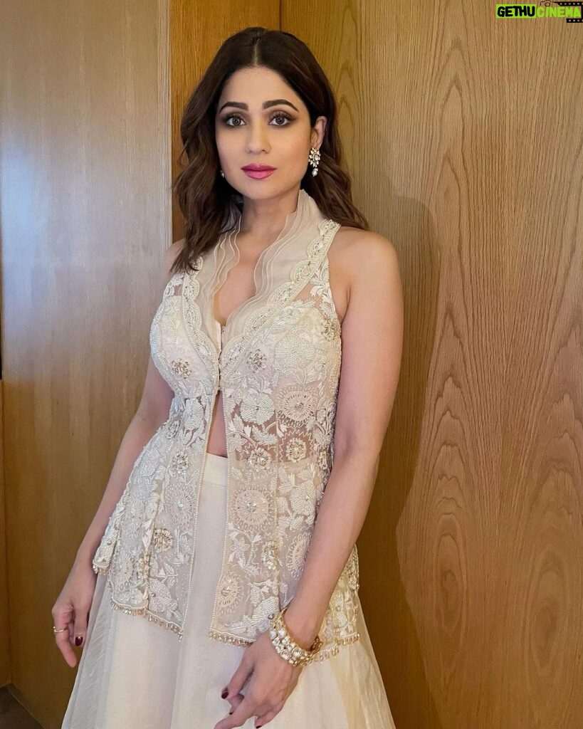 Shamita Shetty Instagram - 🦋 Outfit : @awignaofficial @thewisedesign Jewellery : @karishma.joolry @dipublicrelations Hair : @hairbysharda #delhi #event #ivory #ootn #love #gratitude #happiness