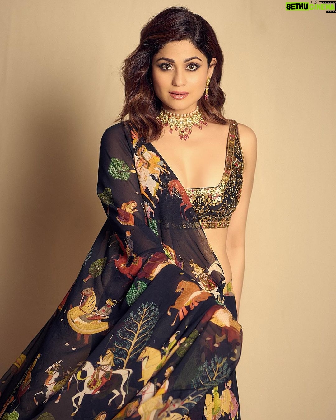 Shamita Shetty Instagram - And the festivities begin ! 🙆♀️❤️ Outfit : @rajattangriofficial ❤️ Jewellery: @golecha_jewels Hair : my lovely @kantamotwani @farzana.kromakay @kromakaysalon 📸 @gohil_jeet #diwali #party #aboutlastnight #glam #ootn #festivities