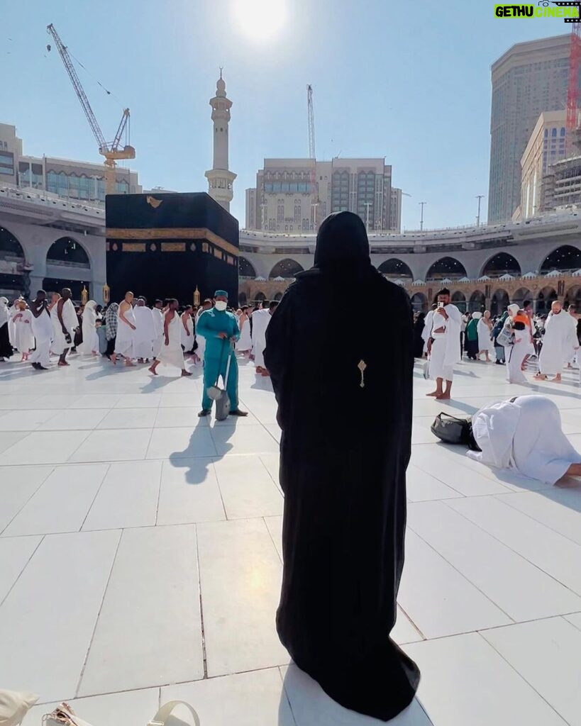 Shamna Kasim Instagram - Reached the holy Makkah and Madinah. Alhamdulillah praise be to Allah who gave us the good fortune to perform Umrah🤲