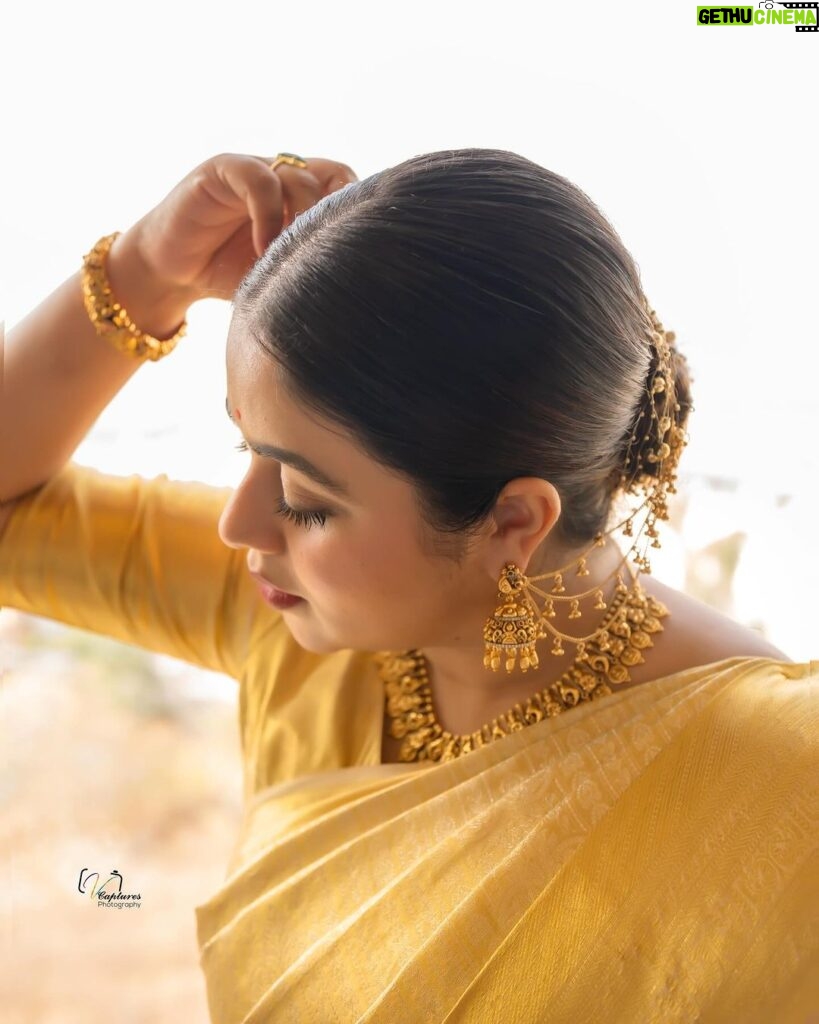 Shamna Kasim Instagram - Stay classy …. Costume: @kanchivaram.in Jewelry: @kushalsfashionjewellery Pics: @v_capturesphotography Hairstylist: @venkymakeupstudio Personal staff: @pranay_kohli
