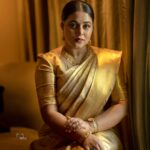 Shamna Kasim Instagram - Stay classy …. Costume: @kanchivaram.in Jewelry: @kushalsfashionjewellery Pics: @v_capturesphotography Hairstylist: @venkymakeupstudio Personal staff: @pranay_kohli