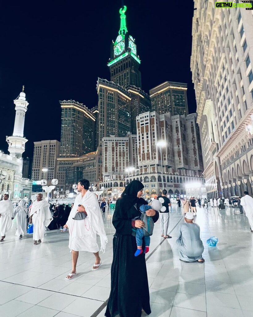 Shamna Kasim Instagram - Reached the holy Makkah and Madinah. Alhamdulillah praise be to Allah who gave us the good fortune to perform Umrah🤲