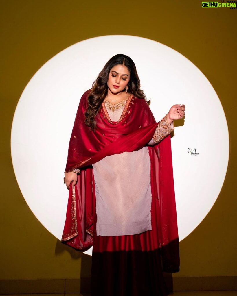 Shamna Kasim Instagram - Stay wonderful ❤️🧿 Costume: @thanzscouture Jewelry: @kushalsfashionjewellery Pics: @v_capturesphotography Hairstylist: @hairartistpoojagupta Personal staff: @pranay_kohli