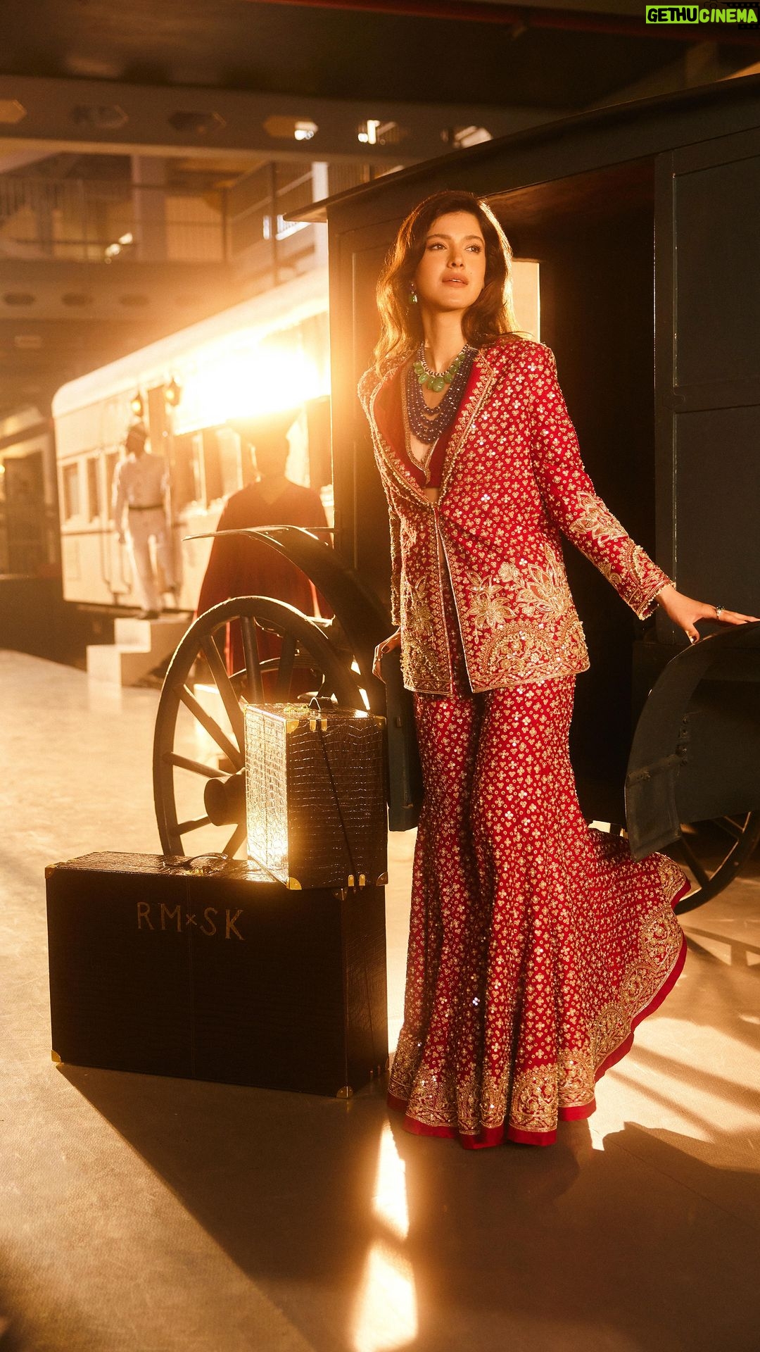 Shanaya Kapoor Instagram - Meet the leading lady of Ridhi Mehraโs Bridal Couture Collection - ๐บ๐๐๐๐๐๐๐๐, @shanayakapoor02 โฅ๏ธ Her journey in the pursuit of love has commenced. The band, the baja and her very own barat is all set to celebrate! Shop the collection: โญ๏ธ online at RidhiMehra.com โญ๏ธ book appointments at the Ridhi Mehra Flagship Stores: - The Kila, Delhi | Tel: +91 9818870573 - DLF Emporio, Delhi | Tel: +91 9818370088 - The Hill Top at 7, Banjara Hills, Hyderabad | Tel: +91 85272 20529 Styling & Creative Direction: @gopalikavirmani Photographer: @vanshvirmani Shanayaโs Hair & Makeup: @makeupbyriddhima @humera_shaikh19 Videographer: @rishabh_sain_ Campaign Storytelling: @thesocial.fixx Production: @mmcworld_official Models: @_riyalisation @aananditarajawat Modelsโ Makeup: @fashionmakeupbyitikachugh Original Music Track - Safarnama Music: @vylommusic #RidhiMehra #ShanayaKapoor #Ad