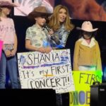Shania Twain Instagram - I met so many of my amazing fans on the #QueenOfMeTour - some all grown up from the last time I met them and some brand new fans, like this gang at my Calgary show 🫶 Whenever I meet young fans - knowing how life went for @tenilletownes and @avrillavigne, I can’t help but wonder if they might be a little superstar in the making 🥹 Calgary, Alberta