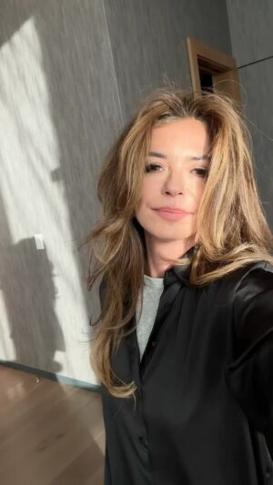 Shania Twain Instagram - Magic hour in Dallas and the light was beautiful. Feeling cute in this jacket @dickiesarena gifted me - That good ol’ Texas charm!