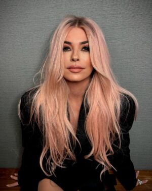 Shania Twain Instagram - Color my hair, do what I dare! 💅

Hair: @dimitrishair 
Colour/Cut/Style:@dimitrishair @opusbeauty @steevefoussard 
Assistant: @beautybyautumn