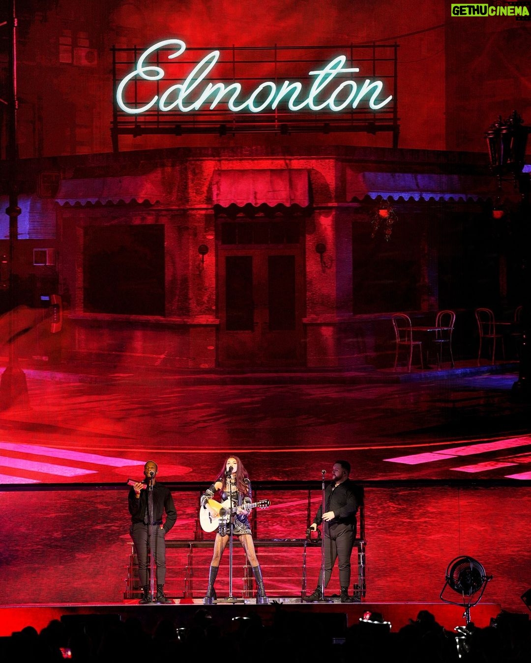 Shania Twain Instagram - Edmonton!! Last night was dreamy 💖 Thank you so much for rocking out with us for the penultimate #QueenOfMeTour show - I don't want it to end!! Vancouver, saddle up and get ready because we're celebrating tomorrow night! Edmonton, Alberta