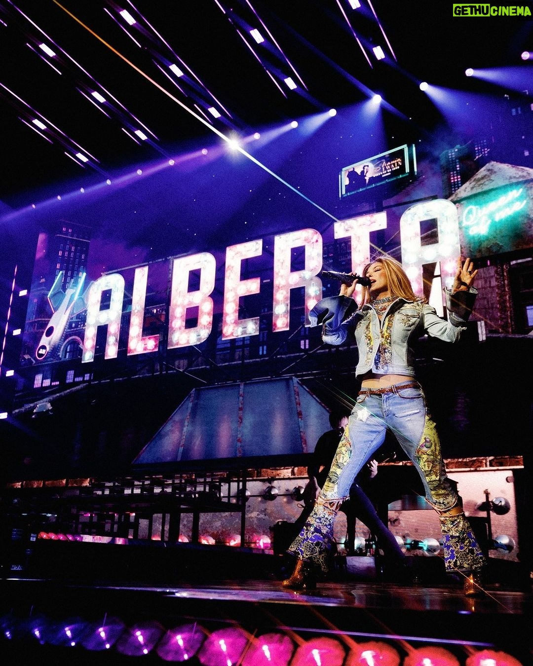 Shania Twain Instagram - Calgary! You were so awesome, you made me smile all night. You were my show in the arena and it was spectacular. Edmonton tonight lets see what you’re made of! 📷 @itsdarty & @fred_thiebaud Calgary, Alberta