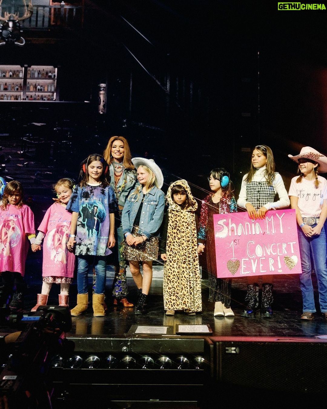 Shania Twain Instagram - Calgary! You were so awesome, you made me smile all night. You were my show in the arena and it was spectacular. Edmonton tonight lets see what you’re made of! 📷 @itsdarty & @fred_thiebaud Calgary, Alberta