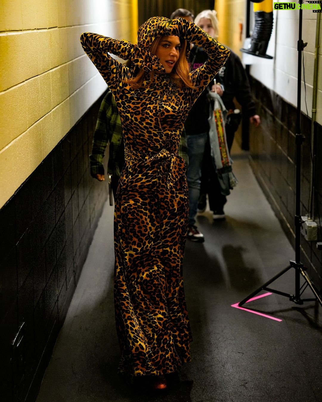 Shania Twain Instagram - Calgary! You were so awesome, you made me smile all night. You were my show in the arena and it was spectacular. Edmonton tonight lets see what you’re made of! 📷 @itsdarty & @fred_thiebaud Calgary, Alberta