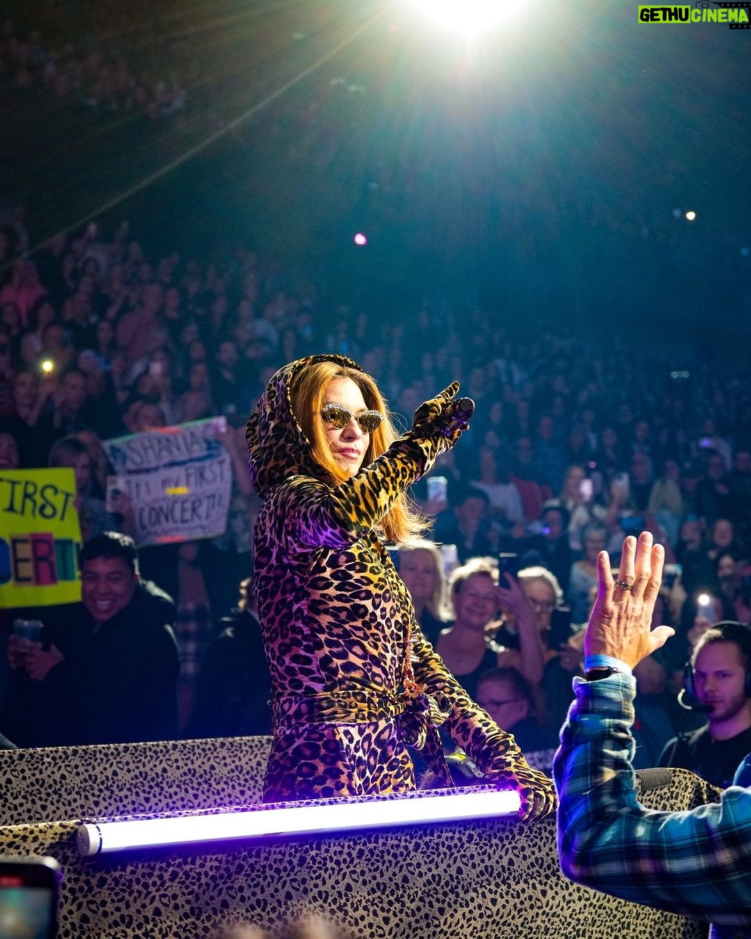 Shania Twain Instagram - Calgary! You were so awesome, you made me smile all night. You were my show in the arena and it was spectacular. Edmonton tonight lets see what you’re made of! 📷 @itsdarty & @fred_thiebaud Calgary, Alberta