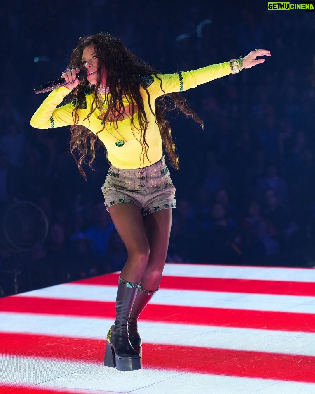 Shania Twain Instagram - Posting a few photos from the Iowa show ❤️ What a wild Friday night we had in Des Moines! And the perfect way to start the weekend of celebrations for the final US shows of the #queenofmetour! ❤️🔥 Can’t believe we only have five shows left! 🥲 Des Moines,Iowa