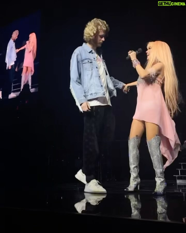 Shania Twain Instagram - We went out Friday and Saturday night, we made some noise and really raised our voices… in Columbus and Louisville!! Hot pink wigs, Ohio State Buckeyes, @yunggravy’s voice and signing more body parts for tattoos! Another awesome weekend on the #QueenOfMeTour 💖