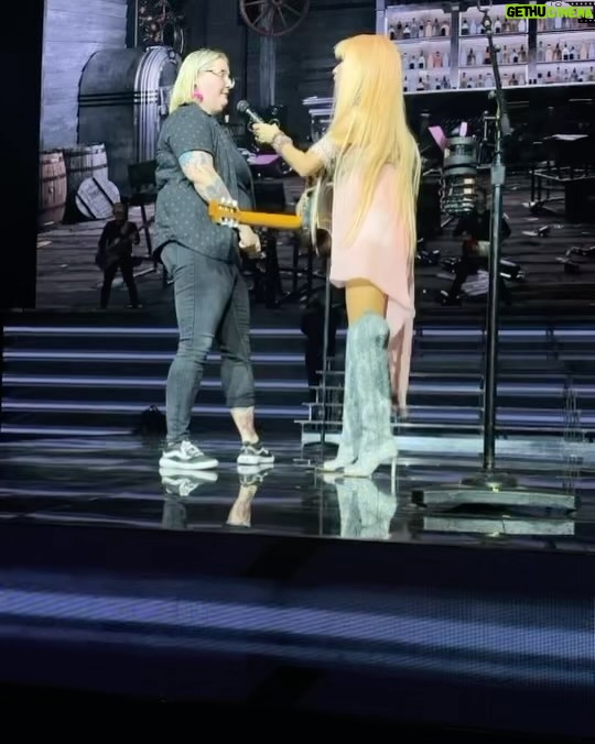 Shania Twain Instagram - We went out Friday and Saturday night, we made some noise and really raised our voices… in Columbus and Louisville!! Hot pink wigs, Ohio State Buckeyes, @yunggravy’s voice and signing more body parts for tattoos! Another awesome weekend on the #QueenOfMeTour 💖