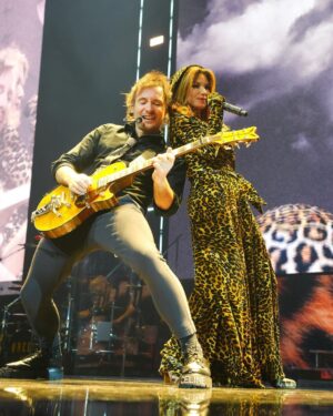 Shania Twain Instagram - Oh Canada, it sure does feel good to be home ❤️ And what an absolutely beautiful night in Toronto to kick off some more home country shows! Quebec, Montreal, Winnipeg, Saskatoon, Calgary, Edmonton, Vancouver - y'all are some of my favourite places to play and I'm so excited to be performing for you again, it felt only right to end the #QueenOfMeTour in Canada. Who's coming out to a show?