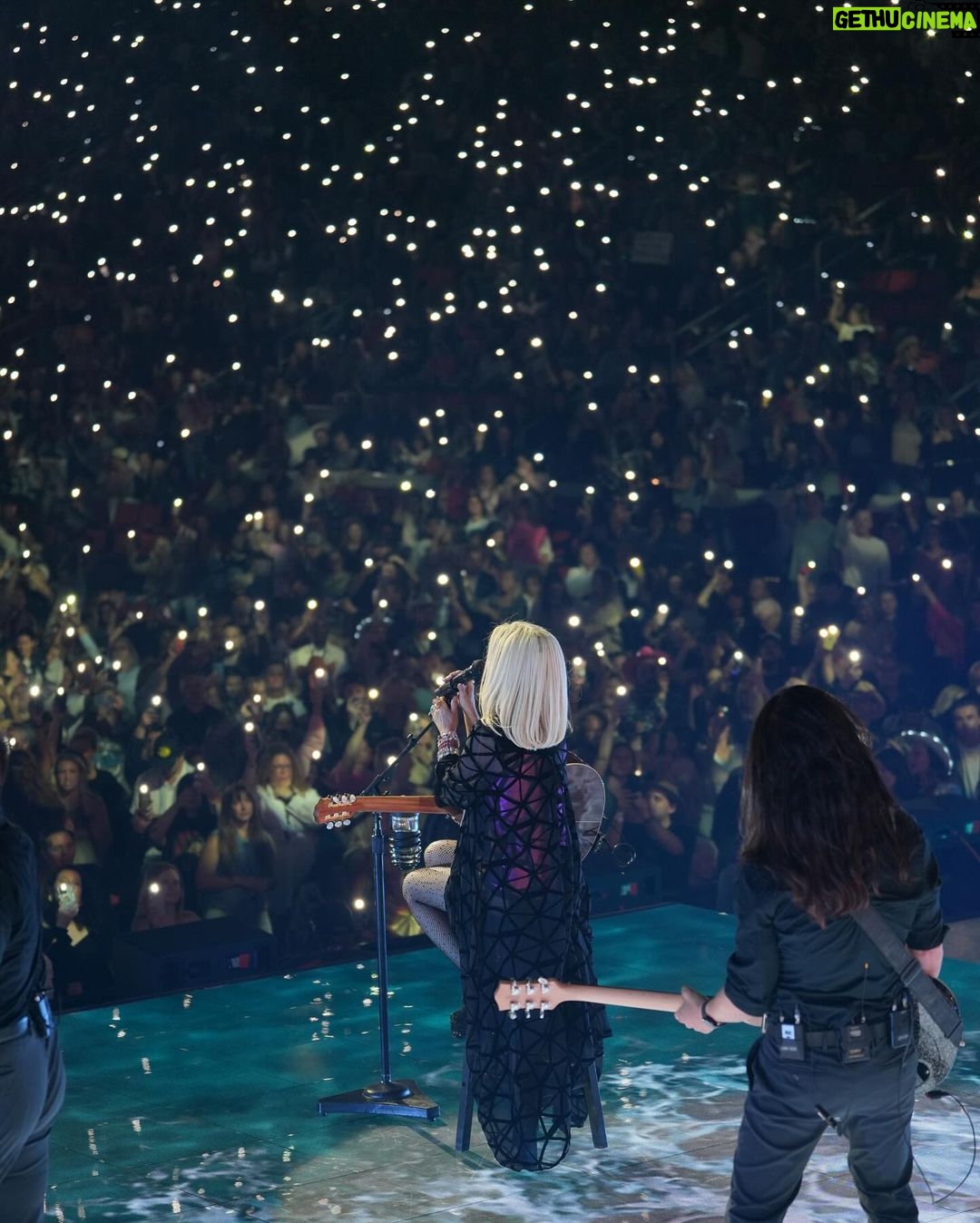 Shania Twain Instagram - Still on a high from Raleigh, what a fun show... and I got to meet so many awesome fans 🥰 Buffalo, you're up and it's Friday night - Let's party!