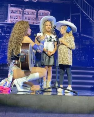 Shania Twain Instagram - What a kick-ass night in Knoxville, the crowd felt like old friends - which is just as well because it’s scary getting up onstage in front of so many people… and it doesn’t get any easier even when you’ve done it 1000x times 😂 Raleigh, you’re up… see you tonight! 🤠