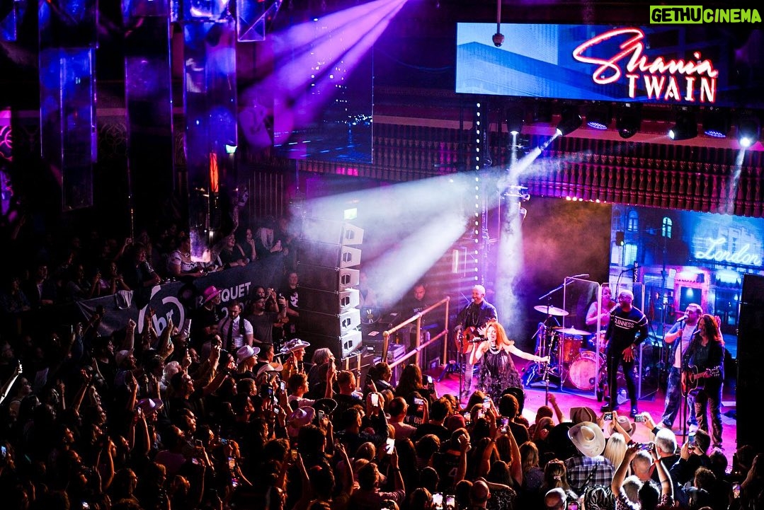 Shania Twain Instagram - a party atmosphere with Shania Twain in Kingston tonight. an arsenal of classics, a celebration of new music and a great time playing to (and with) an intimate Kingston crowd 📷: @BobbyVMedia PRYZM Kingston