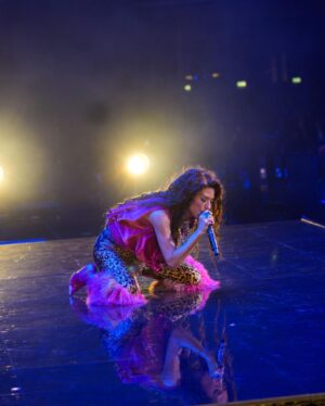 Shania Twain Instagram - Dublin I had so much fun with you!! 🫶🥰 The best thing about a Shania Twain show is you never know what to expect at a Shania Twain show - Taking requests, meeting lots of you and forgetting the lyrics of my own songs 😂 #queenofmetour 

📸 @fred_thiebaud & @zyanyalorenzo