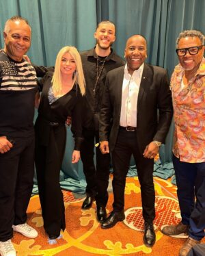 Shania Twain Instagram - Good times in Vegas with my friends for the Super Bowl weekend! 🏈 Congratulations @chiefs - Awesome game and what a halftime show from @usher @hermusicofficial @aliciakeys @iamwill!! 🔥