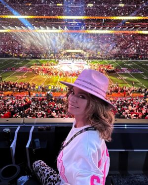 Shania Twain Instagram - Good times in Vegas with my friends for the Super Bowl weekend! 🏈 Congratulations @chiefs - Awesome game and what a halftime show from @usher @hermusicofficial @aliciakeys @iamwill!! 🔥