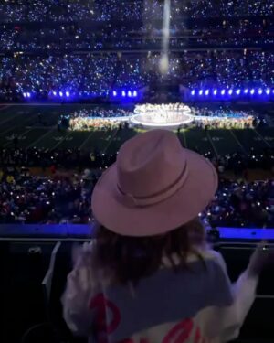Shania Twain Instagram - Good times in Vegas with my friends for the Super Bowl weekend! 🏈 Congratulations @chiefs - Awesome game and what a halftime show from @usher @hermusicofficial @aliciakeys @iamwill!! 🔥