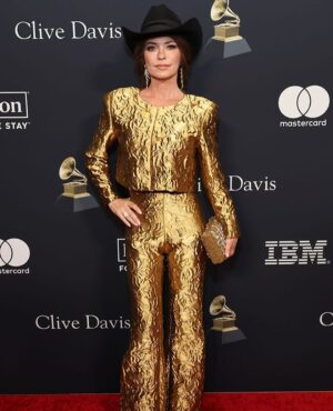 Shania Twain Instagram - Padam! I Feel Like A Woman! ❤️‍🔥 The red carpet is always fun! Amazing outfits, bumping into friends, paparrazzi shouting at you because you’re not looking in the right direction 😂 

Designer: @csiriano 
Jeweller: @grazielagems 
Hat: @kemosabe1990 
Bag: @simitri.shop 
Stylist: @chrishoran20 @greerheavrin 
Makeup: @melhweaver 
Hair: @hairbytiph 
📷: @gettyentertainment (various)

And congratulations to my talented friend @kylieminogue on the #GRAMMYs win!!